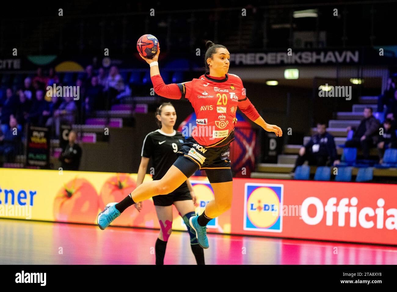 Frederikshavn, Dänemark. November 2023. Amaia Gonzalez (20) aus Spanien während des Spiels der IHF Handball-Weltmeisterschaft 2023 zwischen Spanien und Kasachstan in der Arena Nord in Frederikshavn. (Foto: Gonzales Photo/Alamy Live News Stockfoto