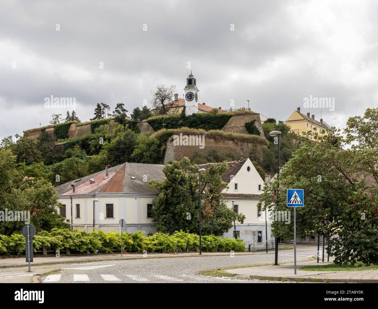 Blick auf den Petrovaradin-Turm in Novi Sad, Serbien. Illustration der Wehrarchitektur aus dem 18. Jahrhundert. Bewölkter Tag. Stockfoto