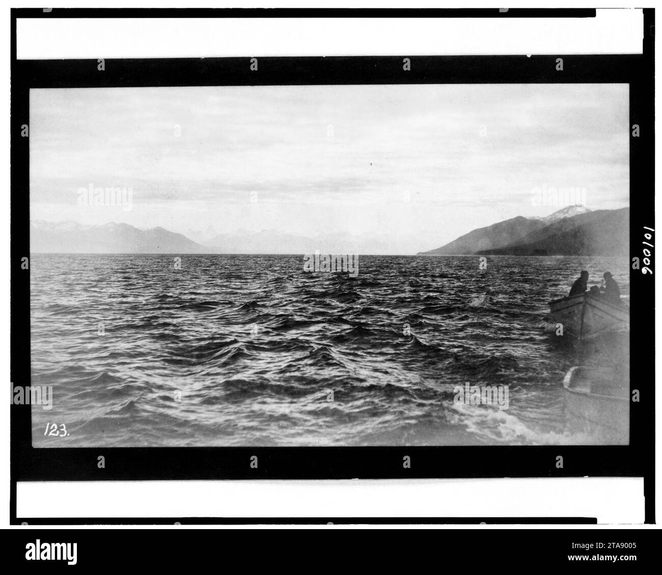 Blick auf den Daumen des Teufels mit Wolken, Blick nach Frederick Sound, S.E. Alaska - fotografiert von Fähnrich A.P. Niblack, U.S. Navy. Stockfoto