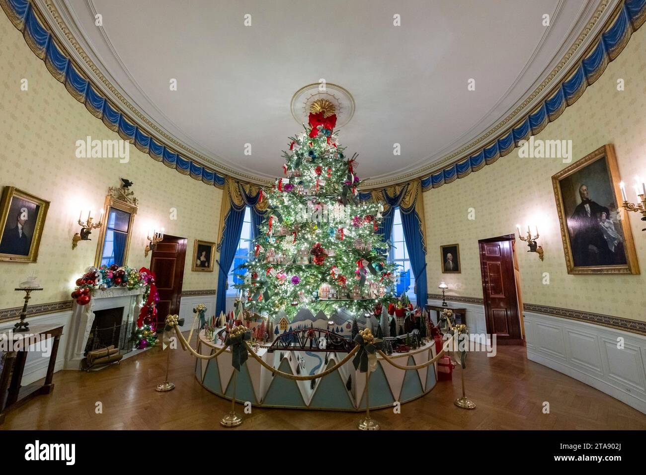 Washington, Usa. November 2023. Der Blue Room ist mit dem offiziellen Weihnachtsbaum des Weißen Hauses dekoriert, der Ornamente aus allen Bundesstaaten im Rahmen der jährlichen Weihnachtsfeier des Weißen Hauses am 28. November 2023 in Washington, DC beherbergt. Das Thema lautet „Magic, Wonder and Joy“ (Magie, Wunder und Freude). und wird ungefähr 100.000 Besucher während der Weihnachtszeit willkommen heißen. Quelle: Katie Ricks/White House Photo/Alamy Live News Stockfoto