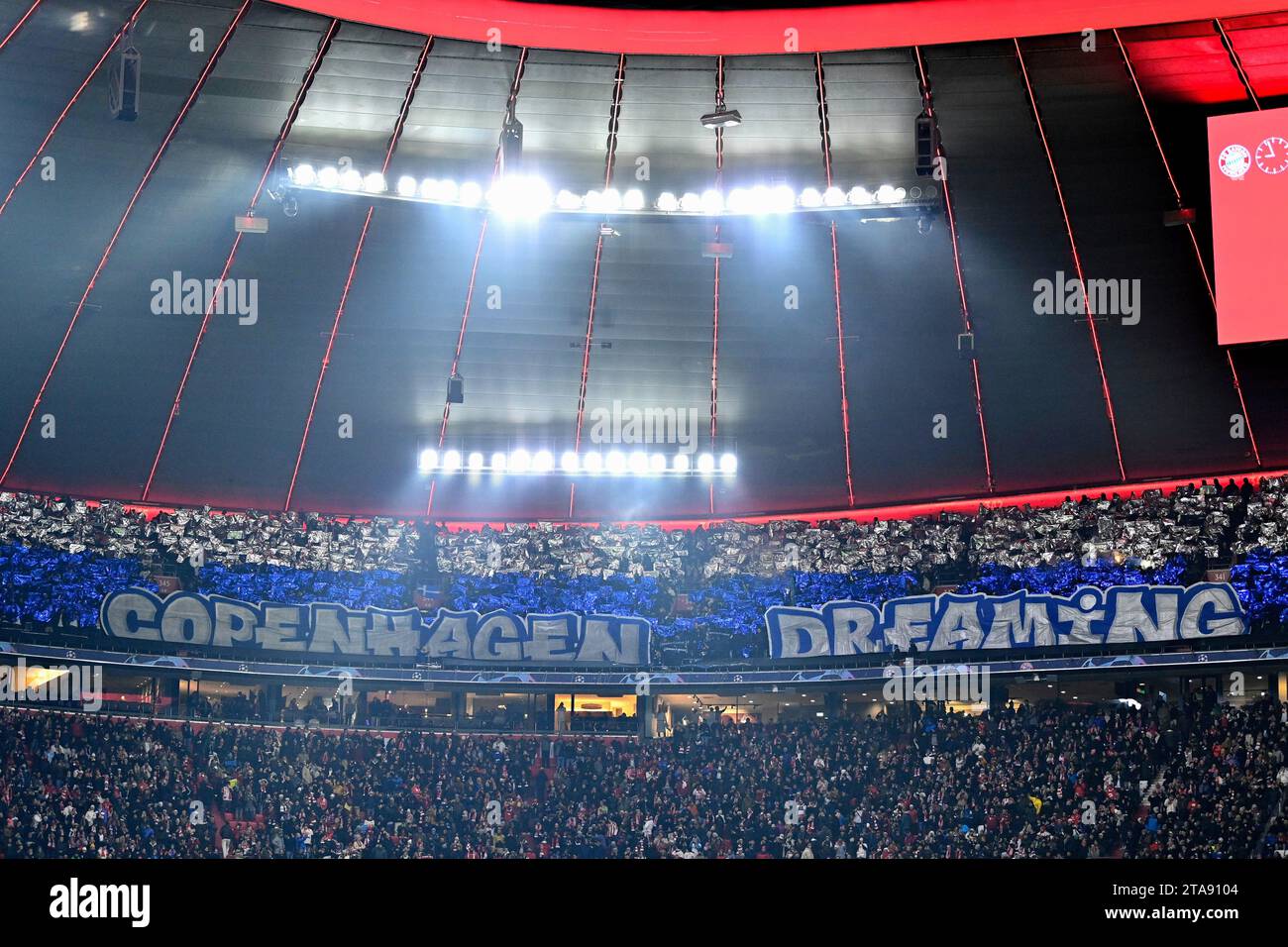 München, Deutschland. November 2023. Fanblock, Fans, Fankurve, Flaggen, Fahnen, Stimmung, stimmungsvoll FC Kopenhagen Choreo, Choreographie, Fanaktion FC Bayern München vs. FC Kopenhagen, Fussball, Champions League, Spieltag 5, Saison 2023/2024, 29.11.2023 Foto: Eibner-Pressefoto/Michael Weber Credit: dpa/Alamy Live News Stockfoto