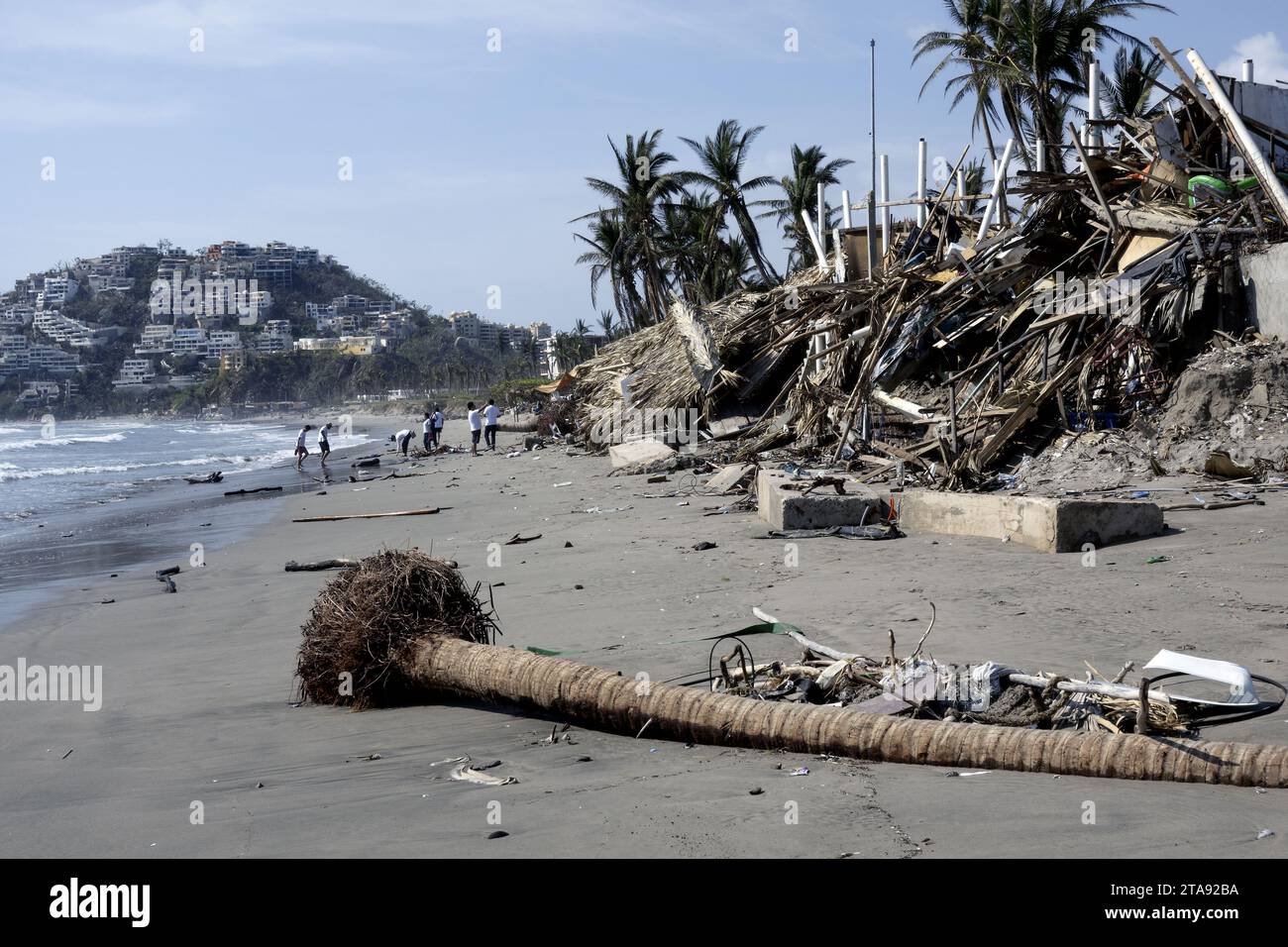Trümmer befallen den Strand im Diamante-Gebiet von Acapulco, Guerrero, Mexiko, nachdem der Hurrikan Otis am 26. Oktober 2023 die Stadt getroffen hatte Stockfoto