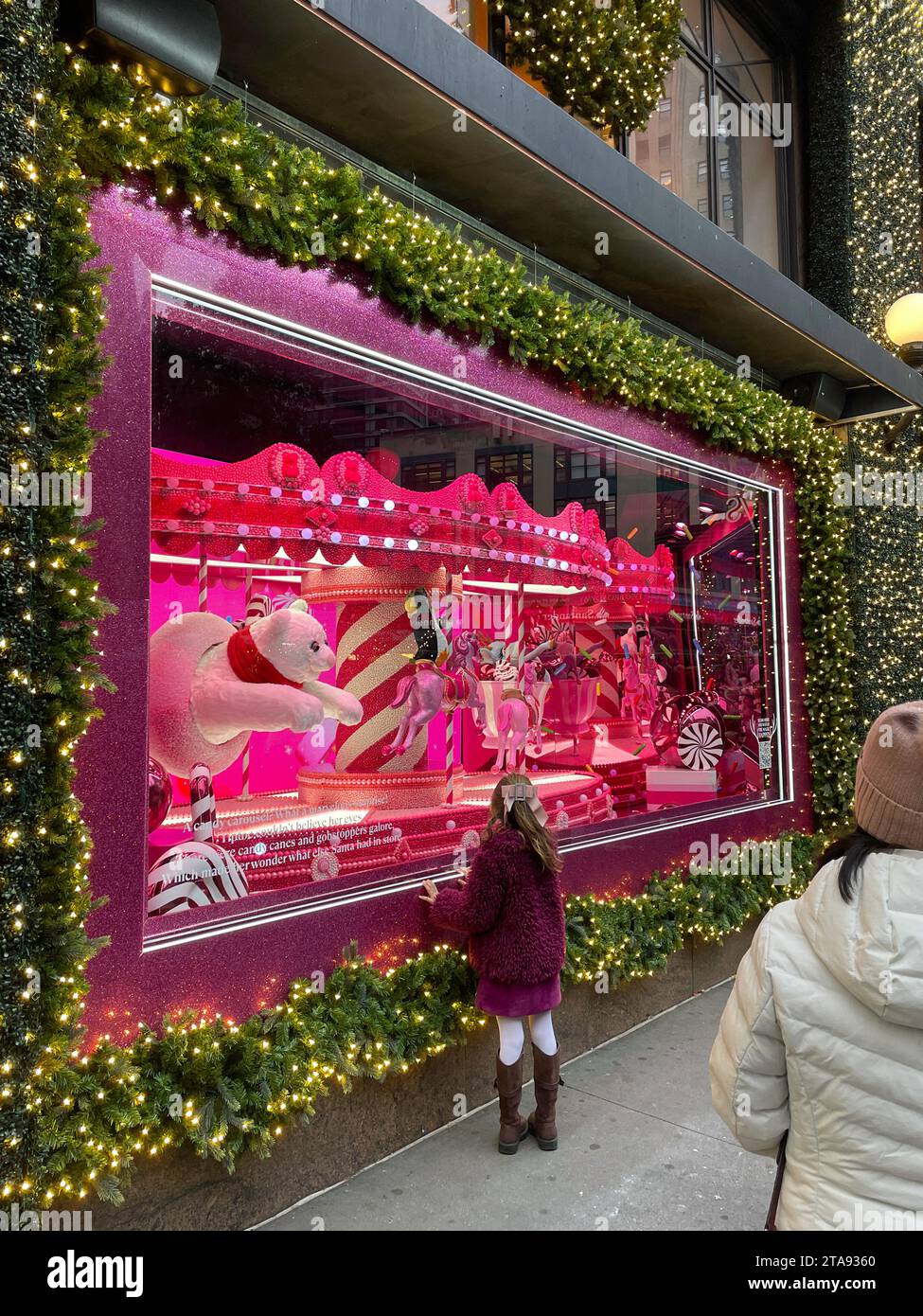 Macy's Urlaubsfenster sind immer ein beliebter Touristenstop am Herald Square, New York City, USA 2023 Stockfoto