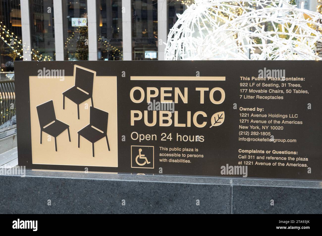 „Open to public“-Schild an einer Fußgängerzone vor der 1221 Avenue the Americas, 2023, New York City, USA Stockfoto