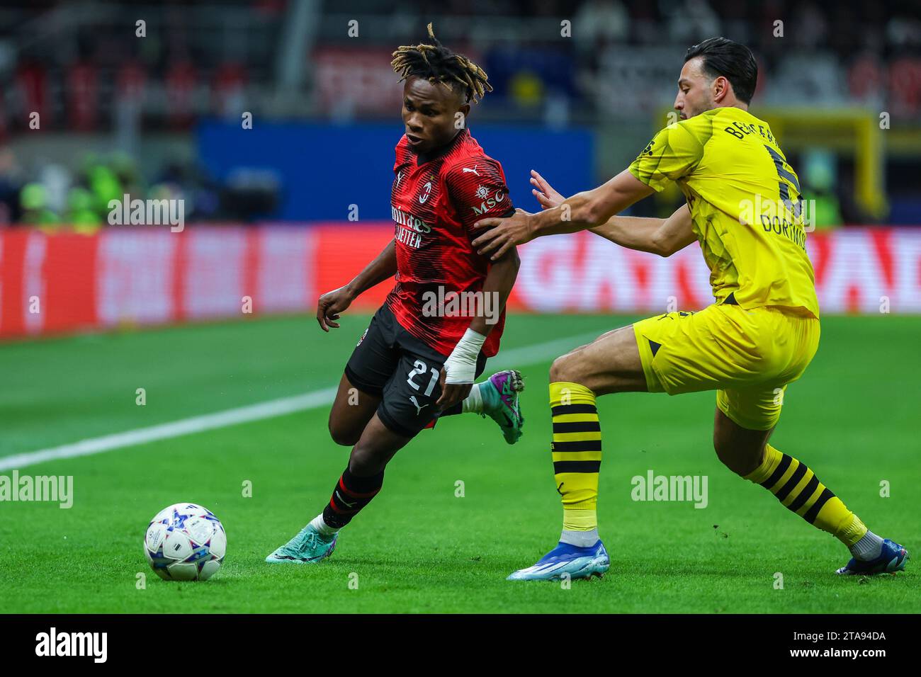 Samuel Chukwueze vom AC Milan (L) und Ramy Bensebaini von Borussia ...