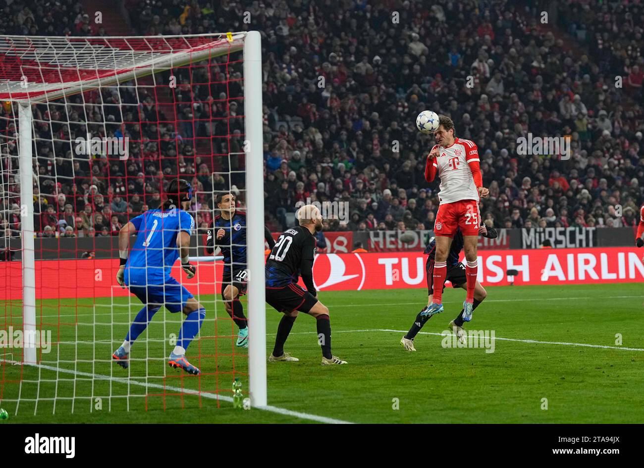 Allianz Arena, München, Deutschland. November 2023. Thomas Muller (FC Bayern MÃ¼nchen) führt in der Allianz Arena in München ein Spiel der Gruppe A, Bayern München gegen den FC Kopenhagen. Ulrik Pedersen/CSM/Alamy Live News Stockfoto