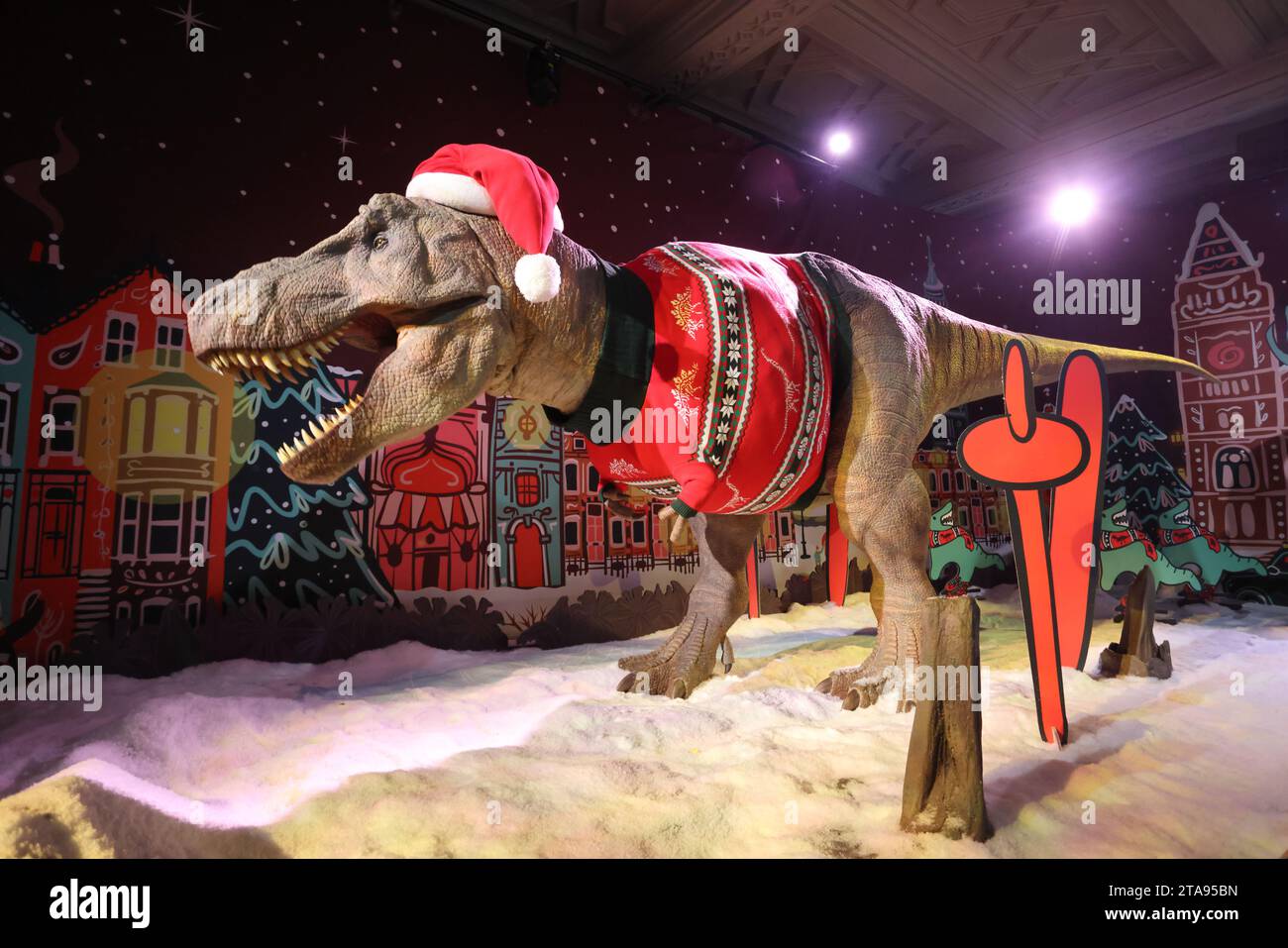 Der animatronische T-Rex im Weihnachtspullover des Natural History Museum, heute eine jährliche Tradition, in London, Großbritannien Stockfoto