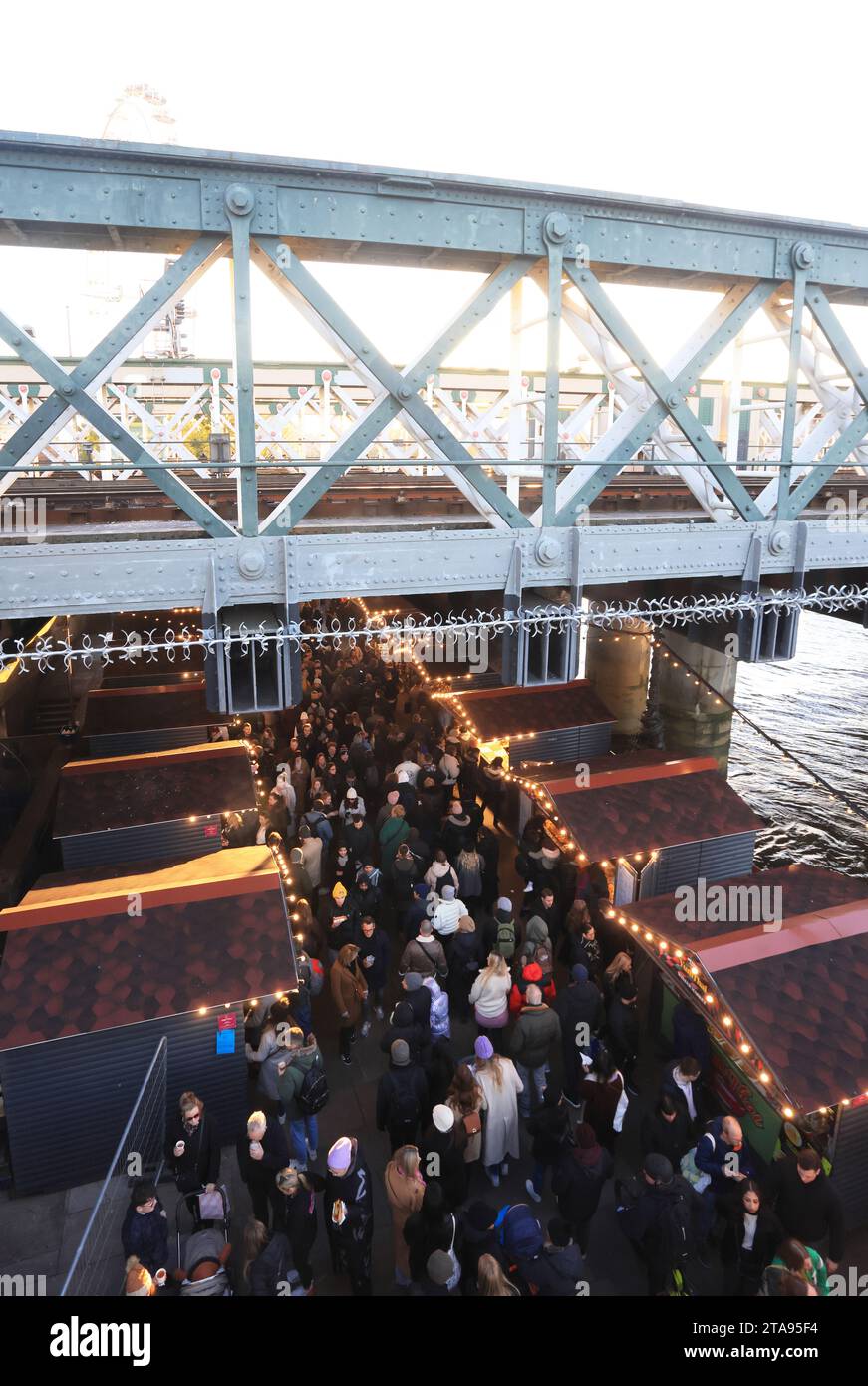 Die Food Chalets des Southbank Centre Winter Market zu Weihnachten 2023 unter der Hungerford Bridge in London, Großbritannien Stockfoto