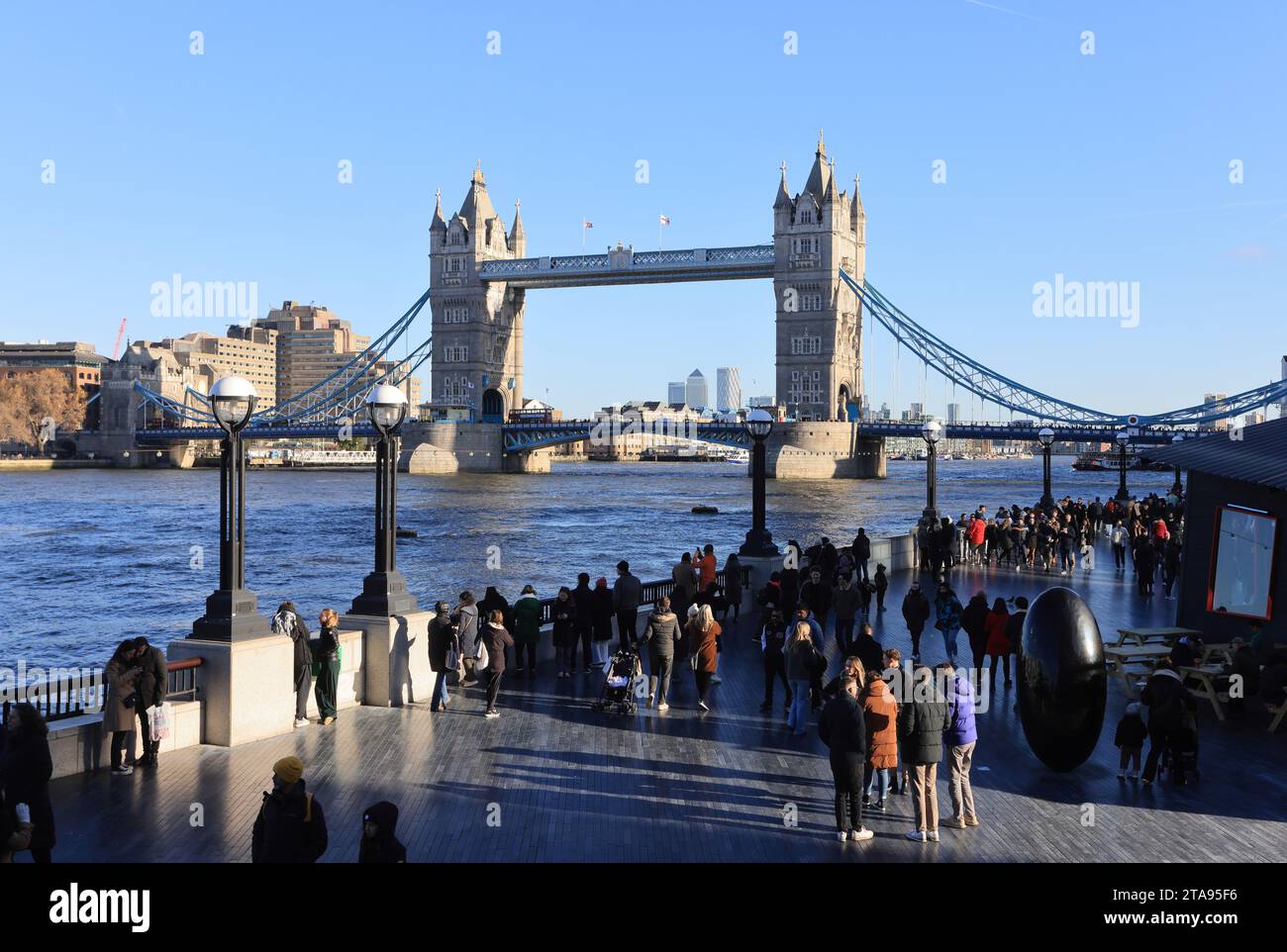 Der Riverside Winter Market an der Themse neben der Tower Bridge zu Weihnachten 2023 in London, Großbritannien Stockfoto