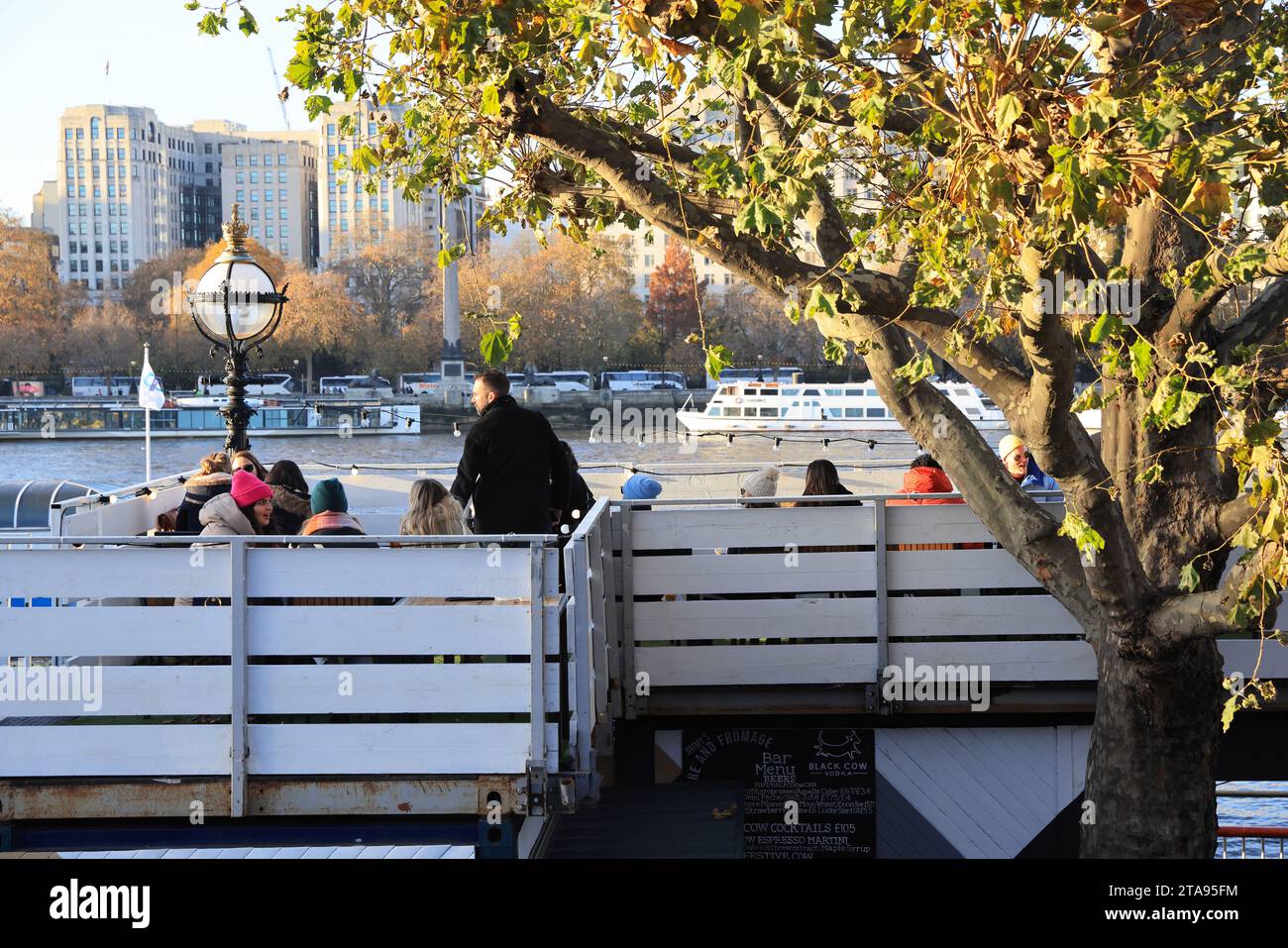 Winterrestaurants und Bars am Ufer der Themse im Jahr 2023, an der Southbank in London, Großbritannien Stockfoto
