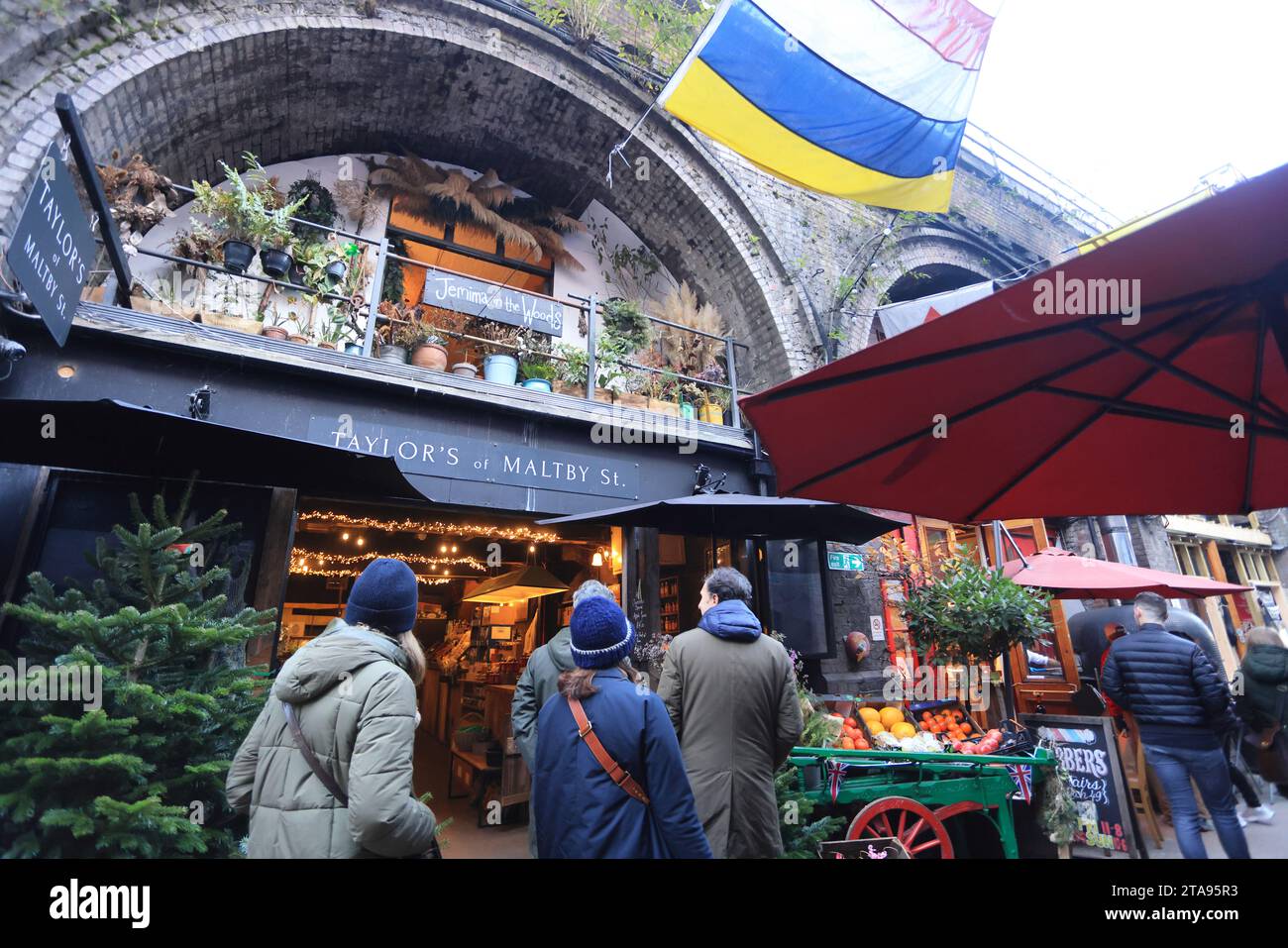 Weihnachtszeit auf dem trendigen Maltby Street Market unter Eisenbahnbögen aus dem 19. Jahrhundert auf dem Ropewalk in Bermondsey, SE London, Großbritannien Stockfoto