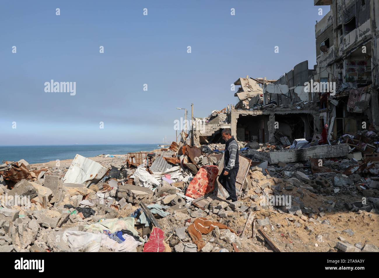 (231129) -- GAZA, 29. November 2023 (Xinhua) -- Ein Mann wandelt am 29 ...