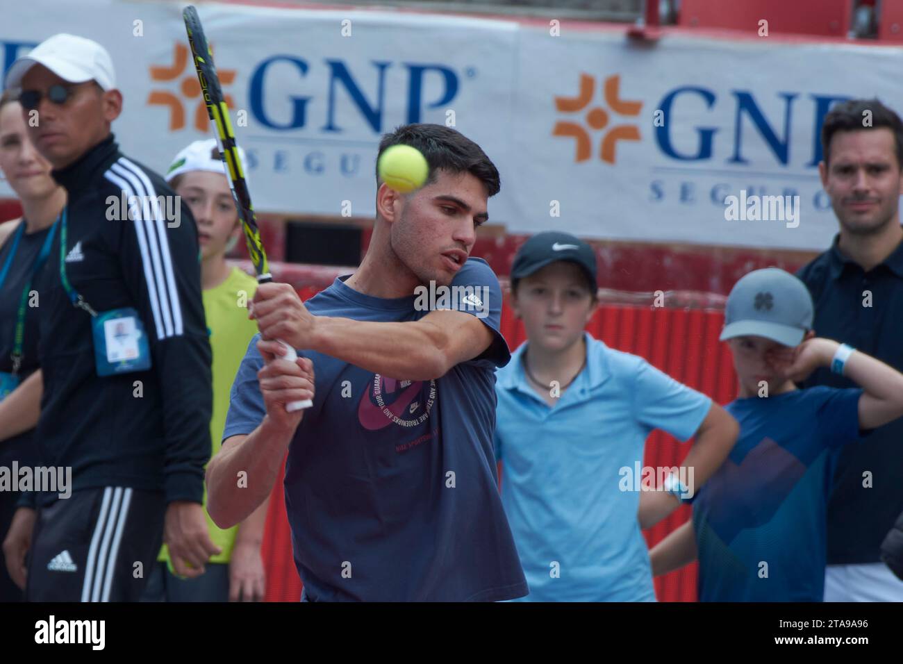 Mexiko-Stadt, Mexiko. November 2023. 29. November 2023, Mexiko-Stadt: Der spanische ATP-Spieler Carlos Alcaraz leitet eine Kindertennisklinik vor dem Tennisfest GNP 2023 auf der Monumental Plaza de Toros México. Am 29. November 2023 in Mexiko-Stadt. (Foto: Carlos Tischler/ Credit: Eyepix Group/Alamy Live News Stockfoto