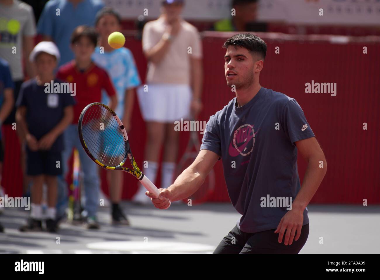 Mexiko-Stadt, Mexiko. November 2023. 29. November 2023, Mexiko-Stadt: Der spanische ATP-Spieler Carlos Alcaraz leitet eine Kindertennisklinik vor dem Tennisfest GNP 2023 auf der Monumental Plaza de Toros México. Am 29. November 2023 in Mexiko-Stadt. (Foto: Carlos Tischler/ Credit: Eyepix Group/Alamy Live News Stockfoto