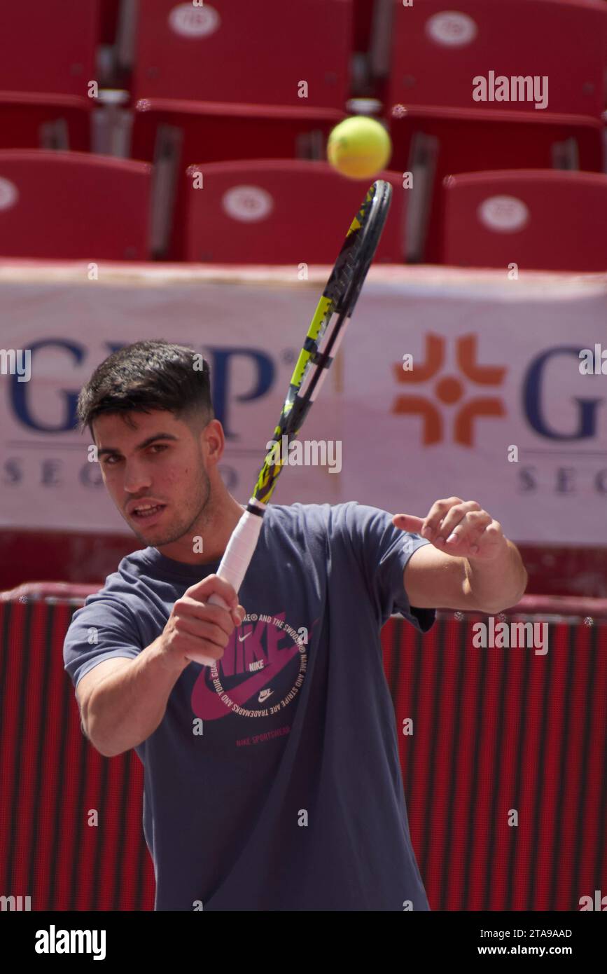 Mexiko-Stadt, Mexiko. November 2023. 29. November 2023, Mexiko-Stadt: Der spanische ATP-Spieler Carlos Alcaraz leitet eine Kindertennisklinik vor dem Tennisfest GNP 2023 auf der Monumental Plaza de Toros México. Am 29. November 2023 in Mexiko-Stadt. (Foto: Carlos Tischler/ Credit: Eyepix Group/Alamy Live News Stockfoto