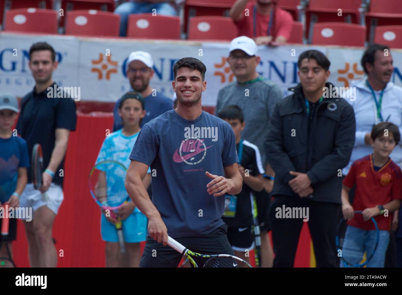 Mexiko-Stadt, Mexiko. November 2023. 29. November 2023, Mexiko-Stadt: Der spanische ATP-Spieler Carlos Alcaraz leitet eine Kindertennisklinik vor dem Tennisfest GNP 2023 auf der Monumental Plaza de Toros México. Am 29. November 2023 in Mexiko-Stadt. (Foto: Carlos Tischler/ Credit: Eyepix Group/Alamy Live News Stockfoto