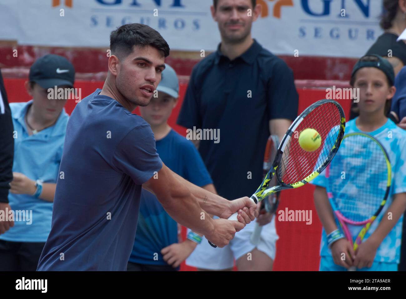 Mexiko-Stadt, Mexiko. November 2023. 29. November 2023, Mexiko-Stadt: Der spanische ATP-Spieler Carlos Alcaraz leitet eine Kindertennisklinik vor dem Tennisfest GNP 2023 auf der Monumental Plaza de Toros México. Am 29. November 2023 in Mexiko-Stadt. (Foto: Carlos Tischler/ Credit: Eyepix Group/Alamy Live News Stockfoto