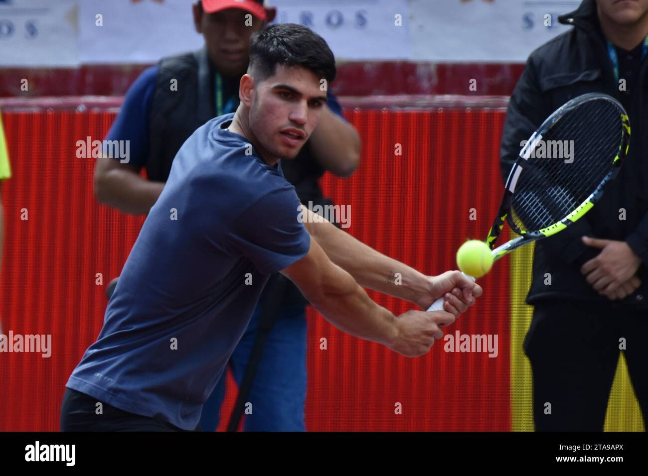 Mexiko-Stadt, Ciudad de Mexico, Mexiko. November 2023. 29. November 2023, Mexiko-Stadt: Der spanische ATP-Spieler Carlos Alcaraz leitet eine Kindertennisklinik vor dem Tennisfest GNP 2023 auf der Monumental Plaza de Toros México. Am 29. November 2023 in Mexiko-Stadt. (Kreditbild: © Carlos Tischler/OKULARBOGEN via ZUMA Press Wire) NUR REDAKTIONELLE VERWENDUNG! Nicht für kommerzielle ZWECKE! Stockfoto