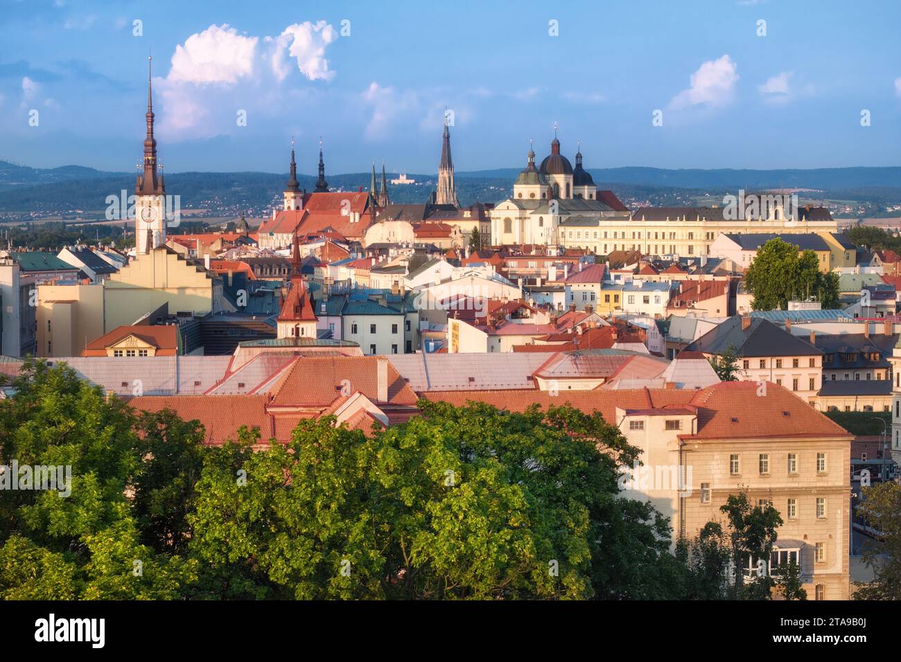 Panoramablick auf das historische Zentrum von Olomouc, die antike Stadt und Touristenattraktion in Mittelmähren, Tschechische Republik. Mittelalterliche Denkmäler, UN Stockfoto