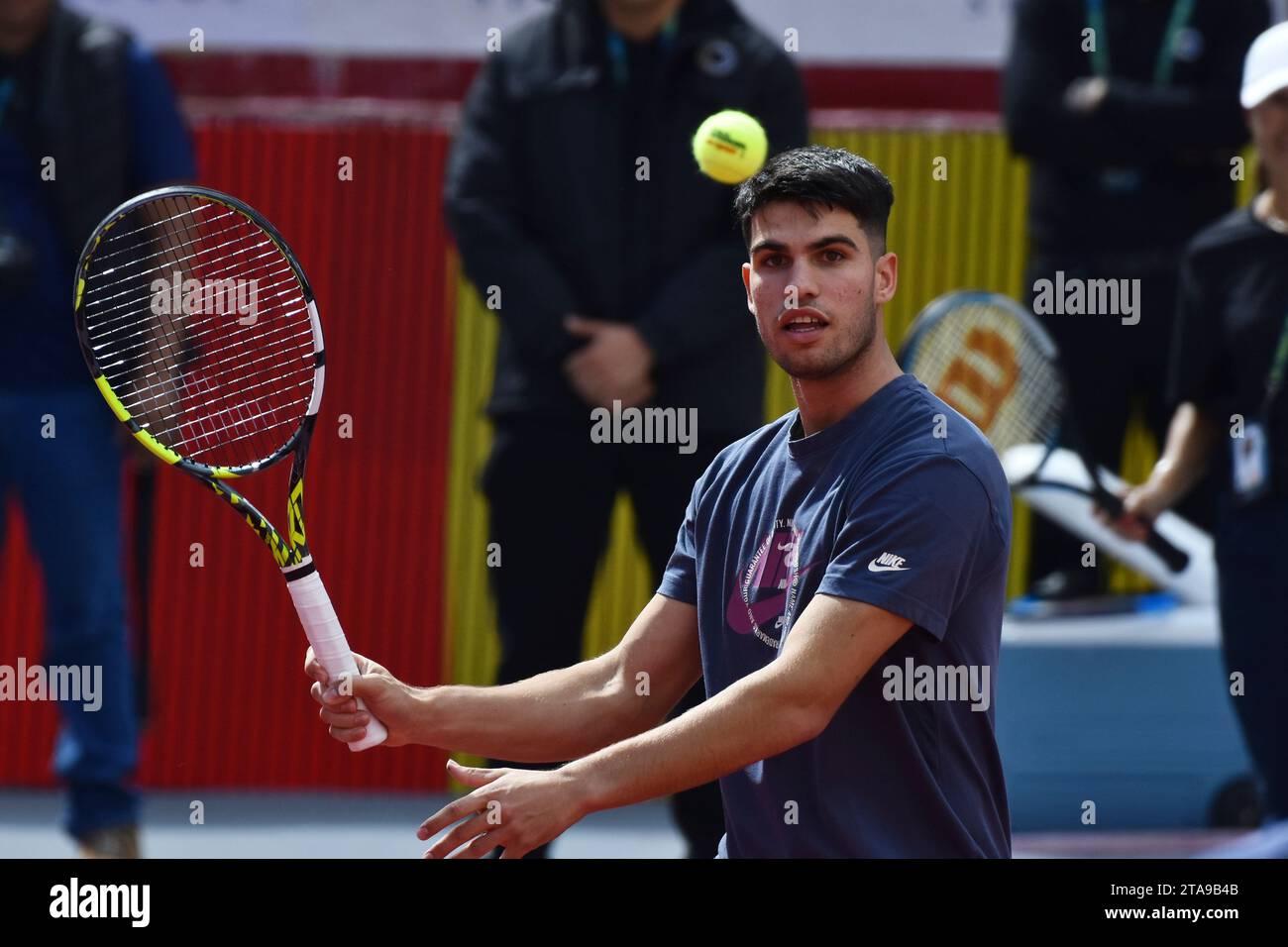 Mexiko-Stadt, Ciudad de Mexico, Mexiko. November 2023. 29. November 2023, Mexiko-Stadt: Der spanische ATP-Spieler Carlos Alcaraz leitet eine Kindertennisklinik vor dem Tennisfest GNP 2023 auf der Monumental Plaza de Toros México. Am 29. November 2023 in Mexiko-Stadt. (Kreditbild: © Carlos Tischler/OKULARBOGEN via ZUMA Press Wire) NUR REDAKTIONELLE VERWENDUNG! Nicht für kommerzielle ZWECKE! Stockfoto