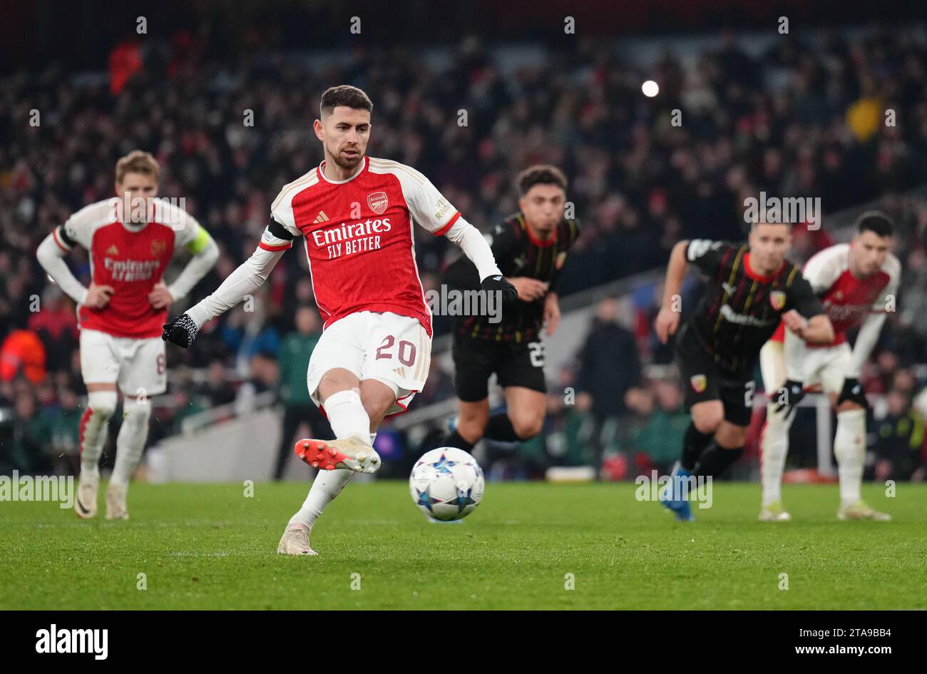 Arsenals Jorginho erzielt das sechste Tor des Spiels aus dem Elfmeterschießen während des Spiels der UEFA Champions League Gruppe B im Emirates Stadium in London. Bilddatum: Mittwoch, 29. November 2023. Stockfoto