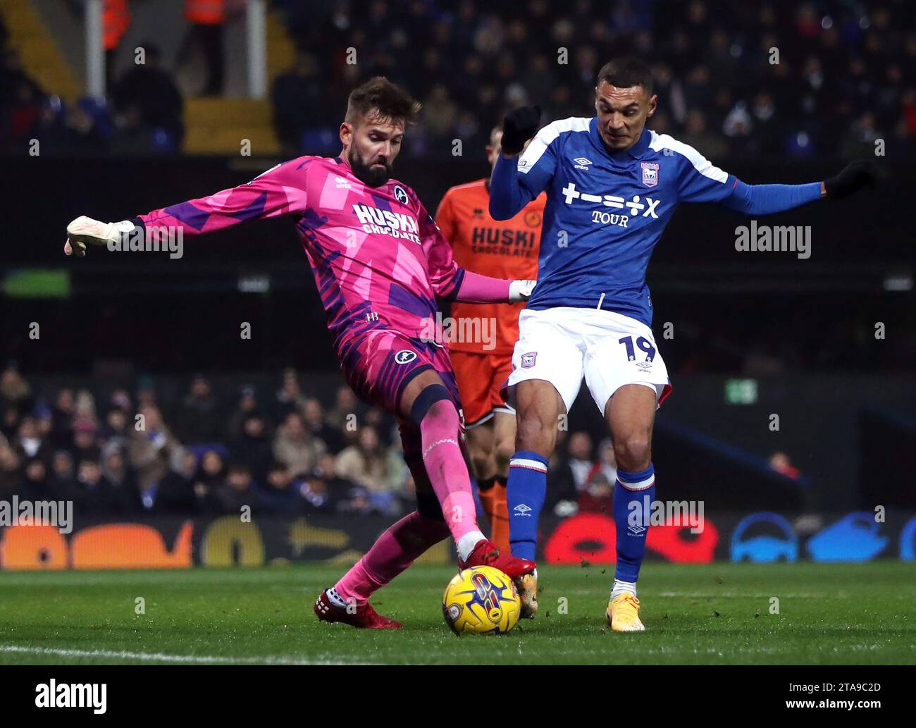 Millwall Torhüter Bartosz Bialkowski und Kayden Jackson von Ipswich Towns kämpfen um den Ball während des Sky Bet Championship Matches in der Portman Road, Ipswich. Bilddatum: Mittwoch, 29. November 2023. Stockfoto