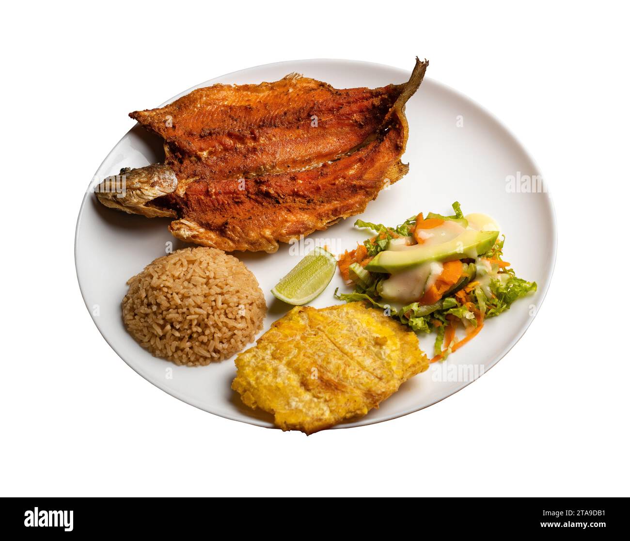 Gebratene Forelle mit Patacon, Kokosreis und Gemüsesalat - kolumbianische Küche Stockfoto