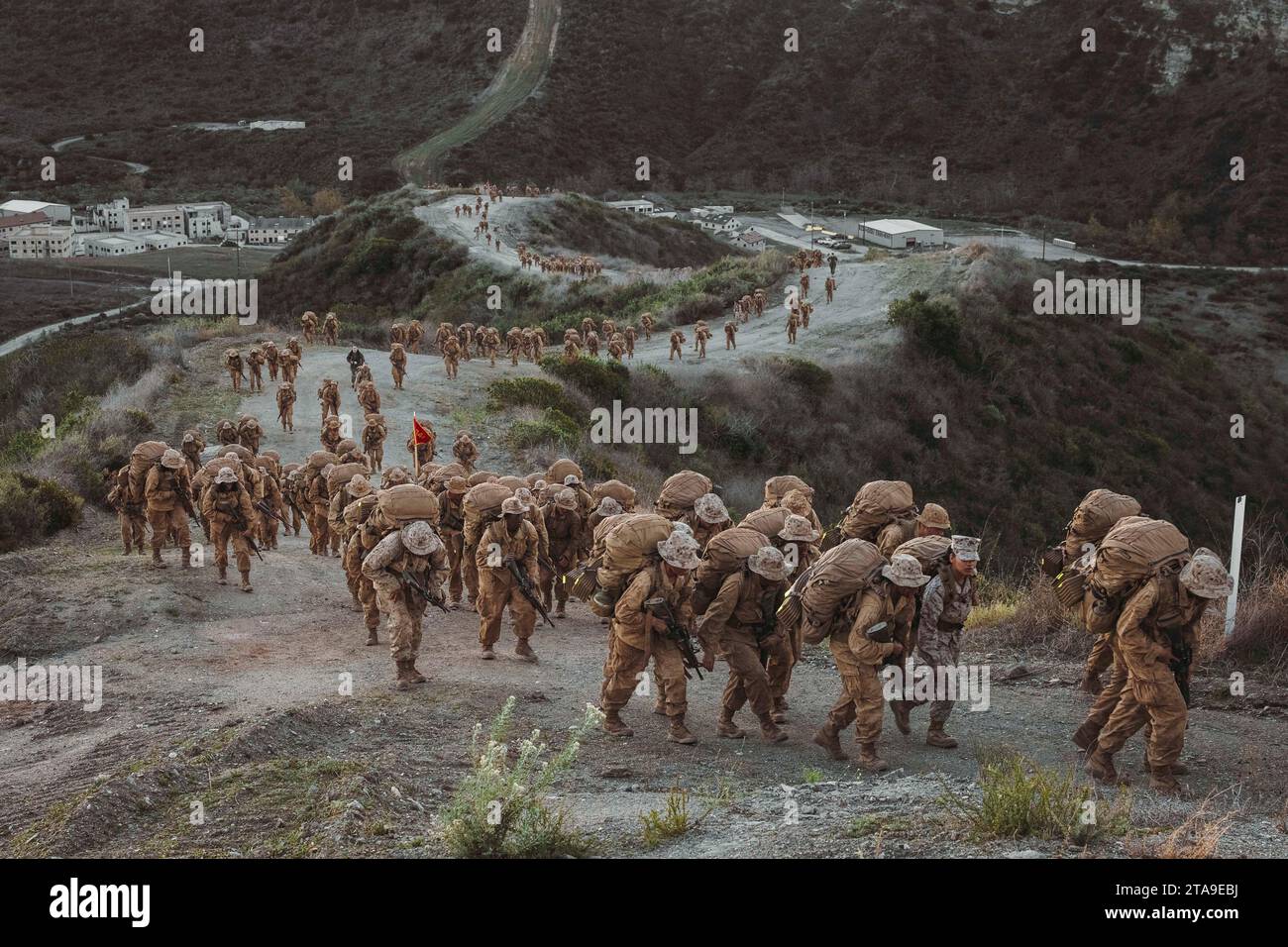 21. November 2023 – Camp Pendleton, Kalifornien, USA – U.S. Marine Corps rekrutiert mit Charlie Company, 1. Rekruten-Ausbildungsbataillon, Hike the Reaper, ein Schmelztiegel-Event, im Marine Corps Base Camp Pendleton, Kalifornien, 21. November 2023. Der Reaper ist der letzte Teil des Schmelztiegels, der die Umwandlung von Rekruten in Marines markiert. (Kreditbild: © Alexander Devereux/USA Marines/ZUMA Press Wire) NUR FÜR REDAKTIONELLE ZWECKE! Nicht für kommerzielle ZWECKE! Stockfoto