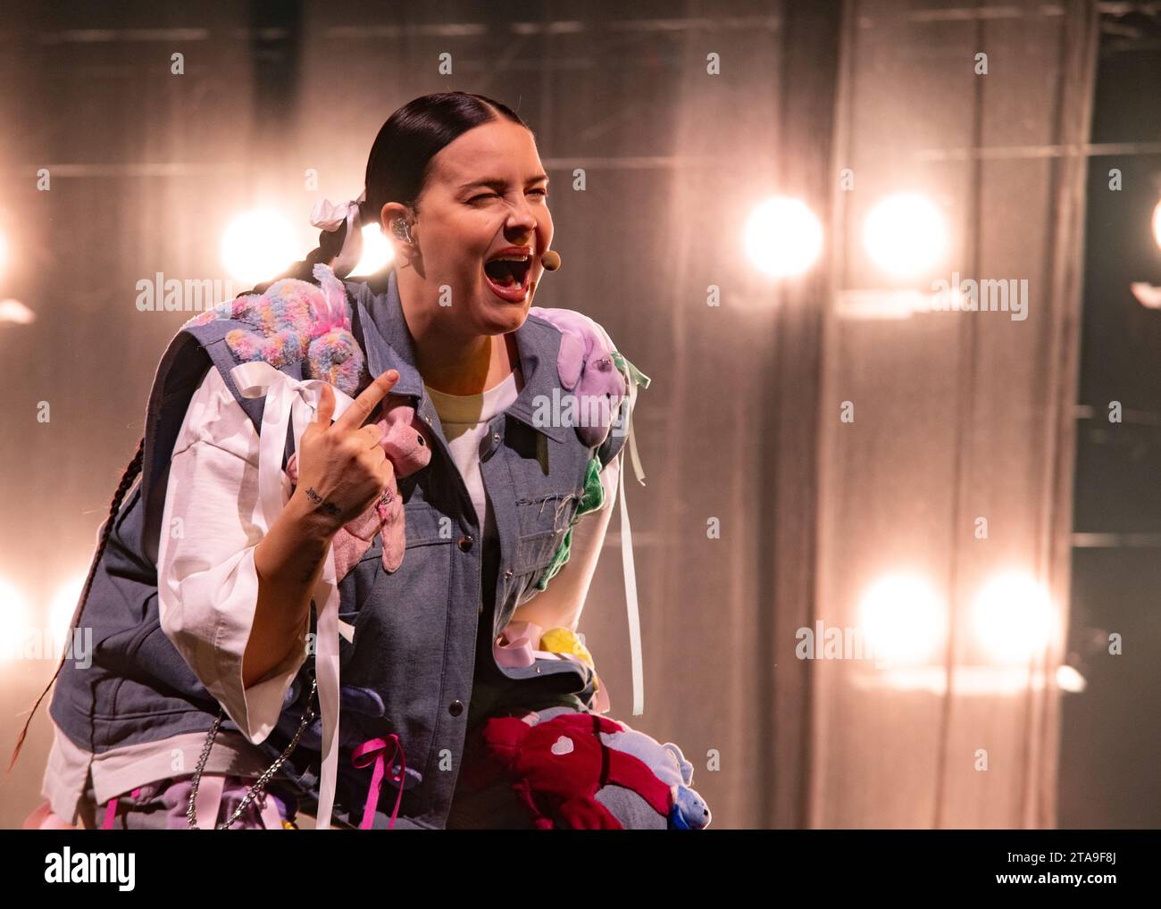 London, Vereinigtes Königreich. November 2023. Anne Marie lebt auf der Bühne in der O2 Arena. Cristina Massei/Alamy Live News Stockfoto