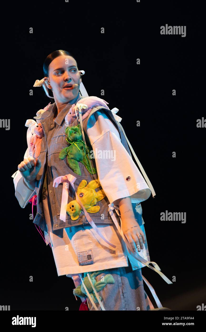 London, Vereinigtes Königreich. November 2023. Anne Marie lebt auf der Bühne in der O2 Arena. Cristina Massei/Alamy Live News Stockfoto