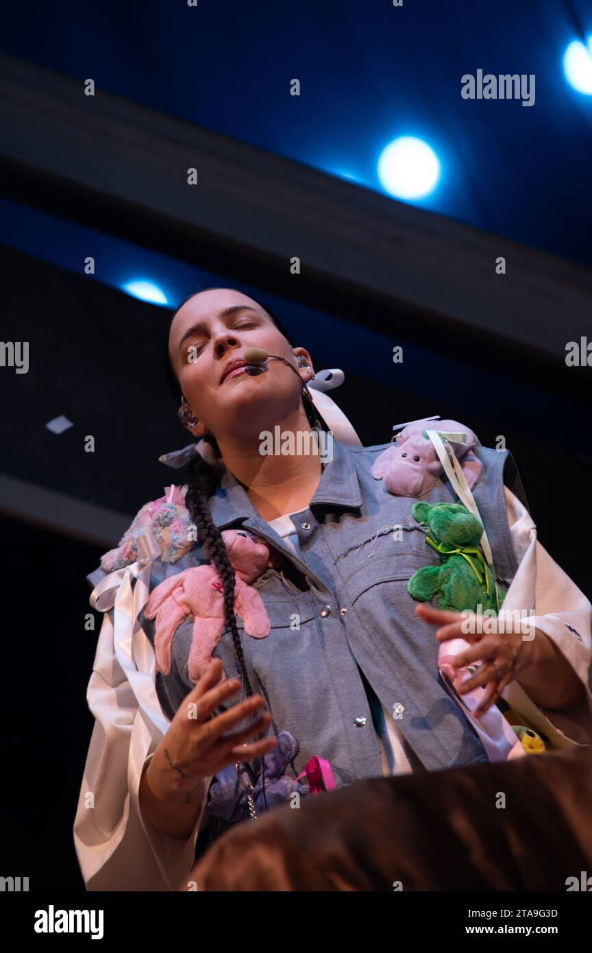 London, Vereinigtes Königreich. November 2023. Anne Marie lebt auf der Bühne in der O2 Arena. Cristina Massei/Alamy Live News Stockfoto