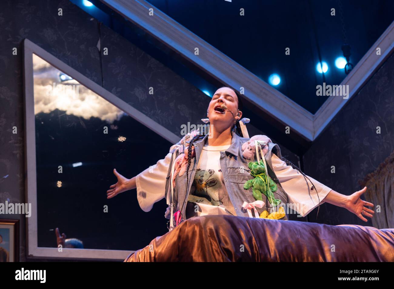 London, Vereinigtes Königreich. November 2023. Anne Marie lebt auf der Bühne in der O2 Arena. Cristina Massei/Alamy Live News Stockfoto