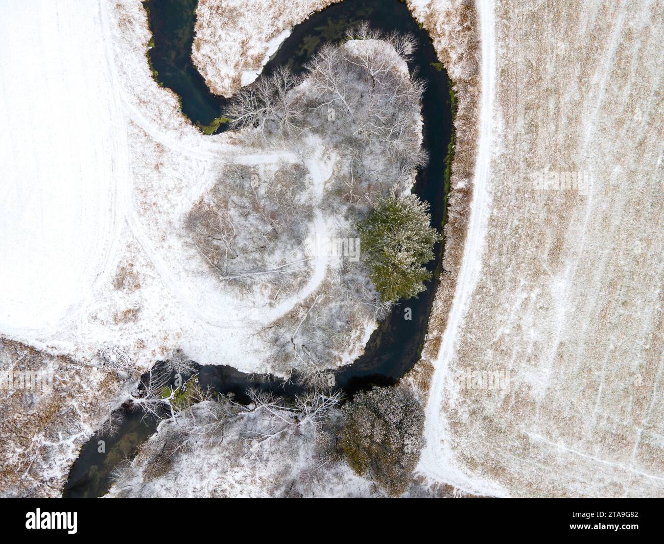 Luftaufnahme des Black Earth Creek in der Nähe von Cross Plains, Wisconsin, USA, nach dem ersten Schnee der Saison. Stockfoto