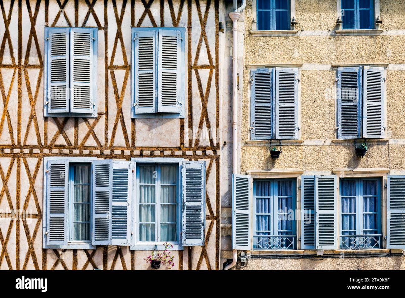 Gebäude mit Fensterläden, Pau, Nouvelle-Aquitaine, Frankreich Stockfoto