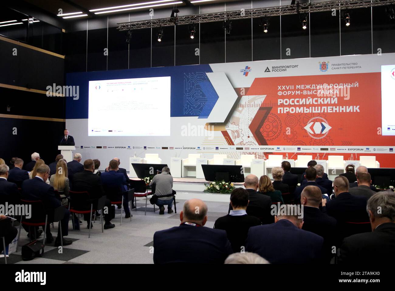 Sankt Petersburg, Russland. November 2023. Alexander Beglov, Gouverneur von St. Petersburg nimmt an der XXVII Internationalen Forum-Ausstellung russischer Industrieller Teil, die auf dem Expoforum in Sankt Petersburg stattfand. (Foto: Maksim Konstantinov/SOPA Images/SIPA USA) Credit: SIPA USA/Alamy Live News Stockfoto