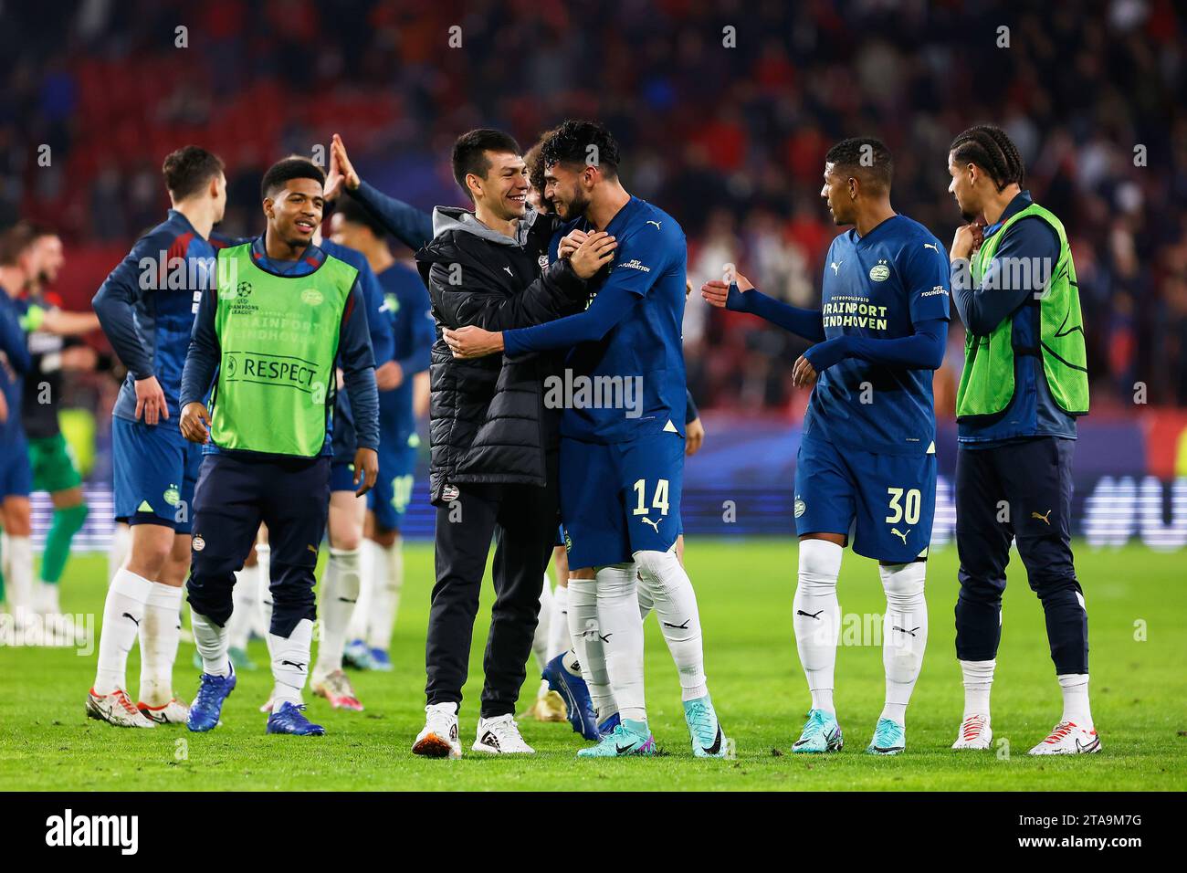 Sevilla, Spanien. November 2023. Hirving Lozano vom PSV Eindhoven feierte mit Ricardo Pepi (14) nach dem UEFA Champions League Spiel zwischen Sevilla FC und PSV Eindhoven im Estadio Ramon Sanchez Pizjuan in Sevilla. (Foto: Gonzales Photo/Alamy Live News Stockfoto