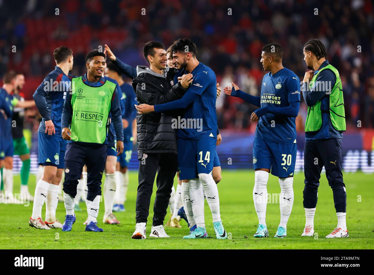 Sevilla, Spanien. November 2023. Hirving Lozano vom PSV Eindhoven feierte mit Ricardo Pepi (14) nach dem UEFA Champions League Spiel zwischen Sevilla FC und PSV Eindhoven im Estadio Ramon Sanchez Pizjuan in Sevilla. (Foto: Gonzales Photo/Alamy Live News Stockfoto