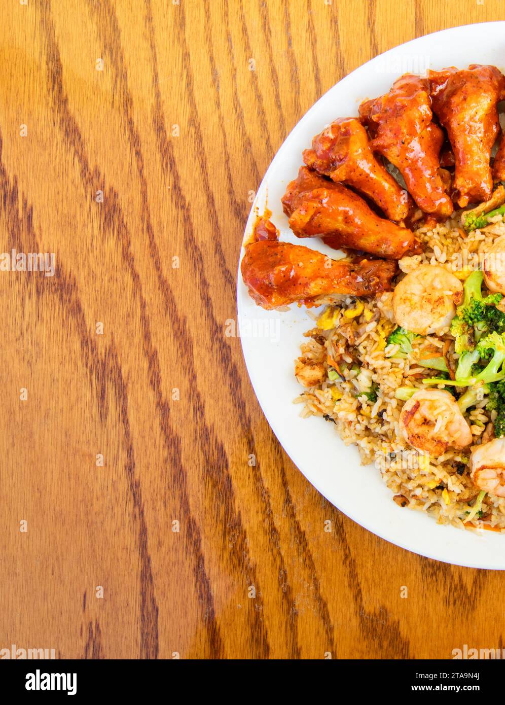 Hot Wings mit gebratenem Garnelenreis Stockfoto