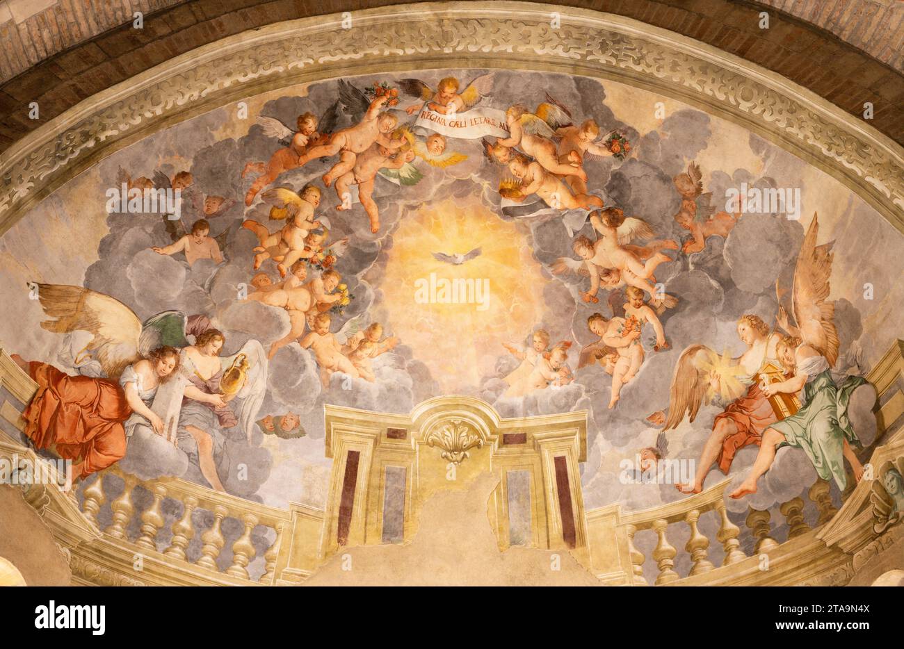 VICENZA, ITALIEN - 6. NOVEMBER 2023: Das Fresko Heiliger Geist in der Hauptapsis in der Kirche Basilica dei Santi Felice e Fortunato von Giulio Carpioni Stockfoto