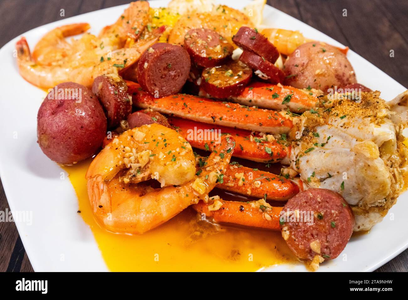 Frische Meeresfrüchte kochen auf weißem Teller Stockfoto