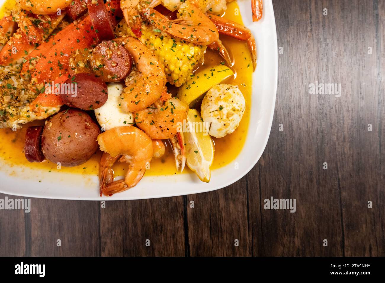 Frische Meeresfrüchte kochen auf weißem Teller Stockfoto