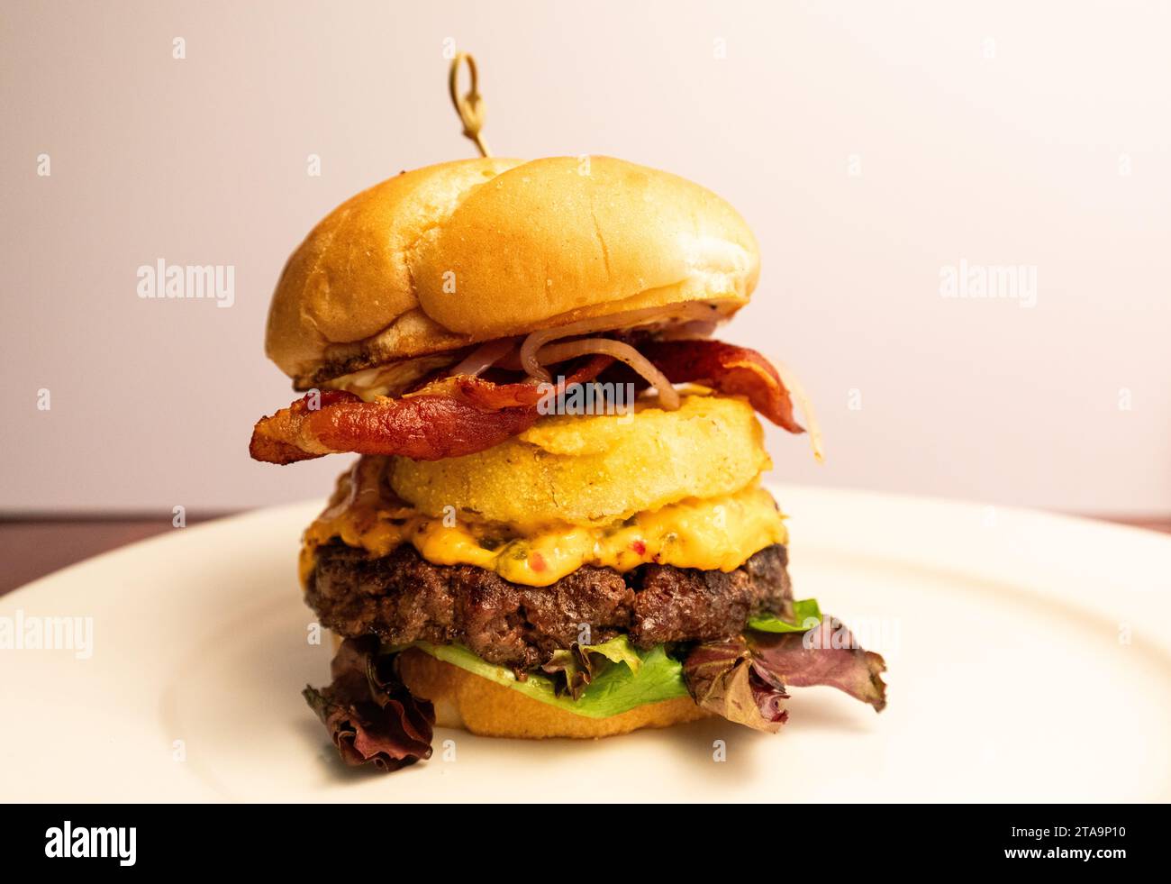 Großer Beef Burger mit gefeuerter Zwiebel Stockfoto