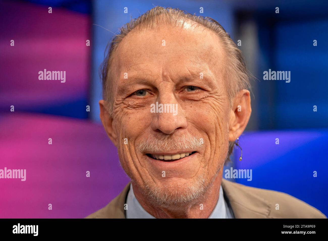 Maischberger aus Köln am 29. November 2023 zu Nachtragshaushalt, Schuldenbremse und Neuwahlen. Im Bild Fußballtrainer Christoph Daum. Im Jahr 1992 führte er den VfB Stuttgart zur deutschen Meisterschaft. Als schillernde Figur zwischen Erfolg und Scheitern präsentierte sich der Fußballtrainer. Jetzt ist es der Krebs, der ihn fordert. Köln Nordrhein-Westfalen Deutschland *** Maischberger aus Köln am 29. November 2023 auf Nachtragshaushalt, Schuldenbremse und Neuwahlen im Bild Fußballtrainer Christoph Daum führte er 1992 den VfB Stuttgart zur Deutschen Meisterschaft der Fußballtrainer PRESE Stockfoto Maischberger aus Köln am 29. November 2023 zu Nachtragshaushalt, Schuldenbremse und Neuwahlen. Im Bild Fußballtrainer Christoph Daum. Im Jahr 1992 führte er den VfB Stuttgart zur deutschen Meisterschaft. Als schillernde Figur zwischen Erfolg und Scheitern präsentierte sich der Fußballtrainer. Jetzt ist es der Krebs, der ihn fordert. Köln Nordrhein-Westfalen Deutschland *** Maischberger aus Köln am 29. November 2023 auf Nachtragshaushalt, Schuldenbremse und Neuwahlen im Bild Fußballtrainer Christoph Daum führte er 1992 den VfB Stuttgart zur Deutschen Meisterschaft der Fußballtrainer PRESE Stockfoto