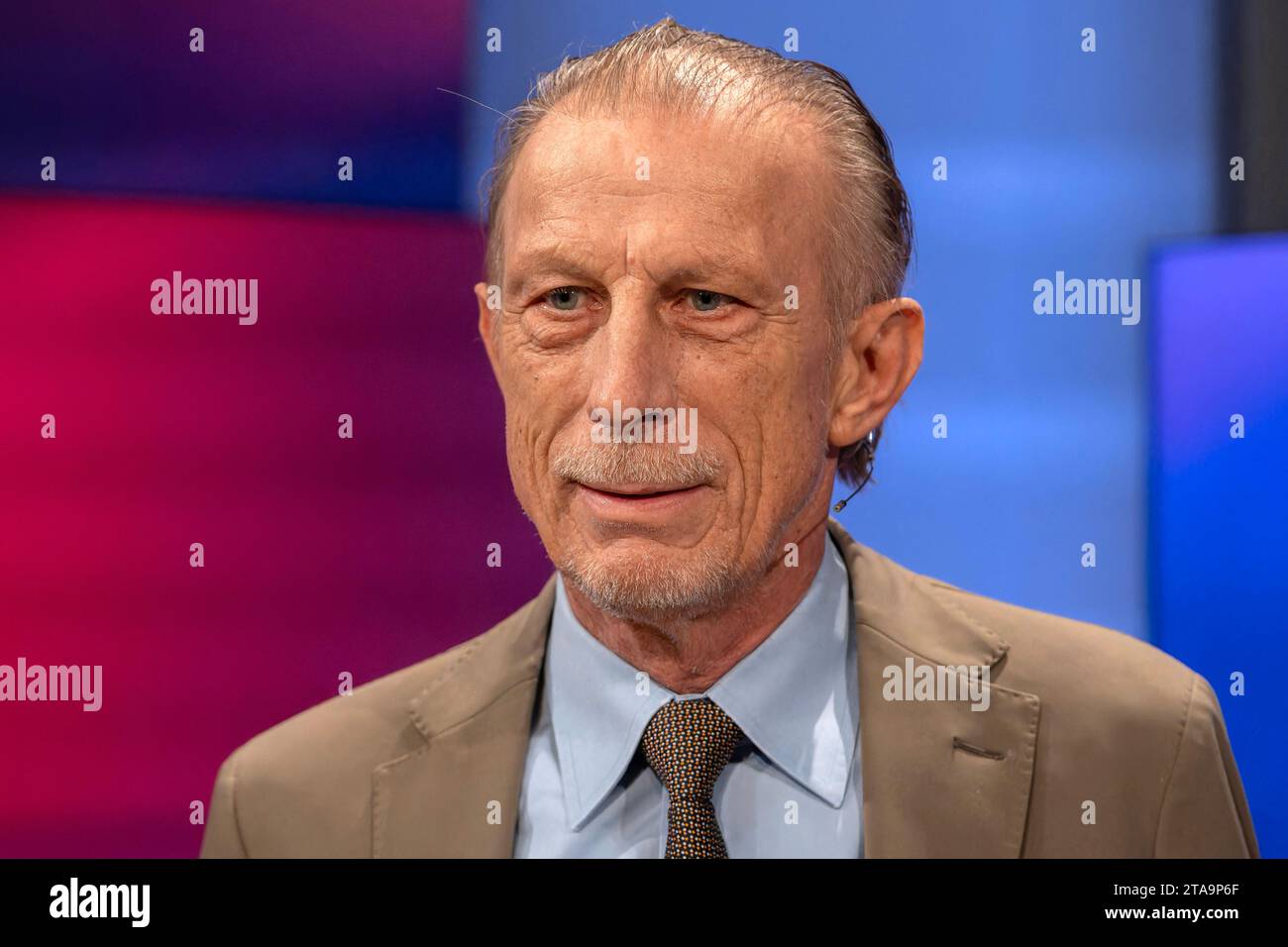 Maischberger aus Köln am 29. November 2023 zu Nachtragshaushalt, Schuldenbremse und Neuwahlen. Im Bild Fußballtrainer Christoph Daum. Im Jahr 1992 führte er den VfB Stuttgart zur deutschen Meisterschaft. Als schillernde Figur zwischen Erfolg und Scheitern präsentierte sich der Fußballtrainer. Jetzt ist es der Krebs, der ihn fordert. Köln Nordrhein-Westfalen Deutschland *** Maischberger aus Köln am 29. November 2023 auf Nachtragshaushalt, Schuldenbremse und Neuwahlen im Bild Fußballtrainer Christoph Daum führte er 1992 den VfB Stuttgart zur Deutschen Meisterschaft der Fußballtrainer PRESE Stockfoto Maischberger aus Köln am 29. November 2023 zu Nachtragshaushalt, Schuldenbremse und Neuwahlen. Im Bild Fußballtrainer Christoph Daum. Im Jahr 1992 führte er den VfB Stuttgart zur deutschen Meisterschaft. Als schillernde Figur zwischen Erfolg und Scheitern präsentierte sich der Fußballtrainer. Jetzt ist es der Krebs, der ihn fordert. Köln Nordrhein-Westfalen Deutschland *** Maischberger aus Köln am 29. November 2023 auf Nachtragshaushalt, Schuldenbremse und Neuwahlen im Bild Fußballtrainer Christoph Daum führte er 1992 den VfB Stuttgart zur Deutschen Meisterschaft der Fußballtrainer PRESE Stockfoto