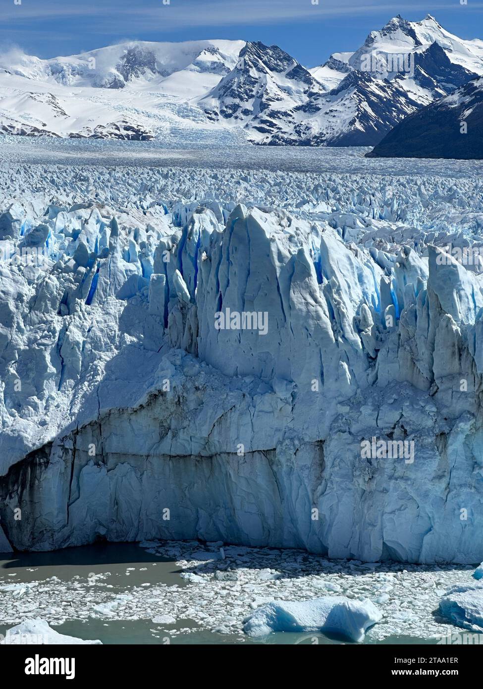 Der Perito Moreno-Gletscher in Patagonien, El Calafate. Einer der beeindruckendsten Gletscher der Welt, eingetaucht in den Argentino-See Stockfoto