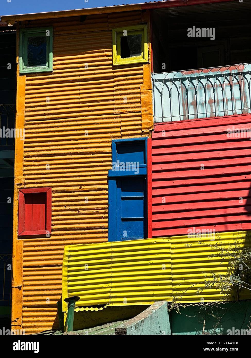 Farbmischung zwischen Häusern in Buenos Aires. Das bunte Viertel in Buenos Aires, Argentinien Stockfoto