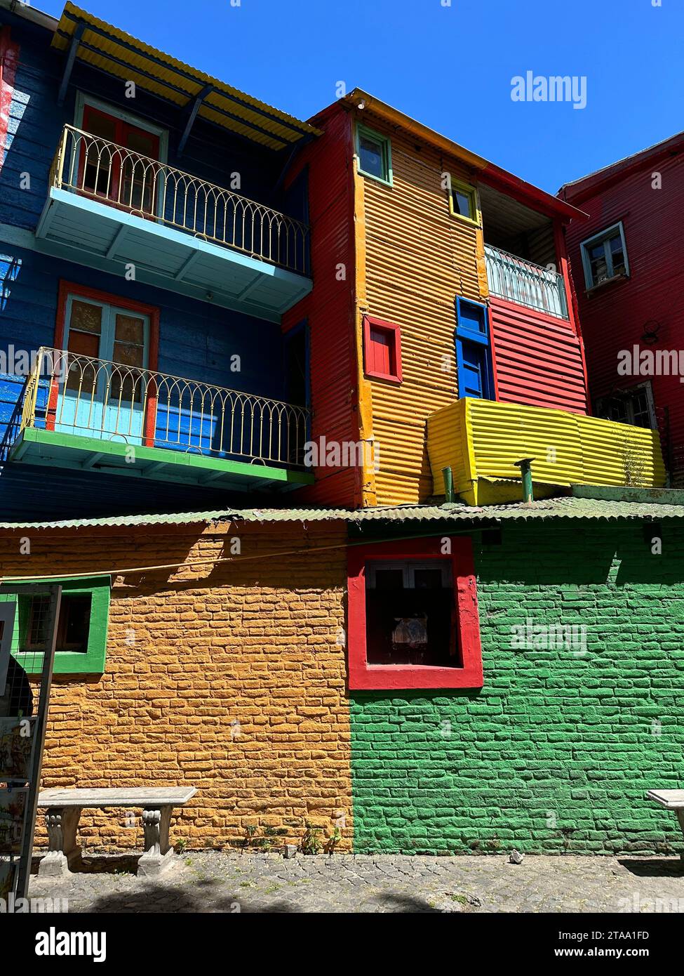Farbmischung zwischen Häusern in Buenos Aires. Das bunte Viertel in Buenos Aires, Argentinien Stockfoto