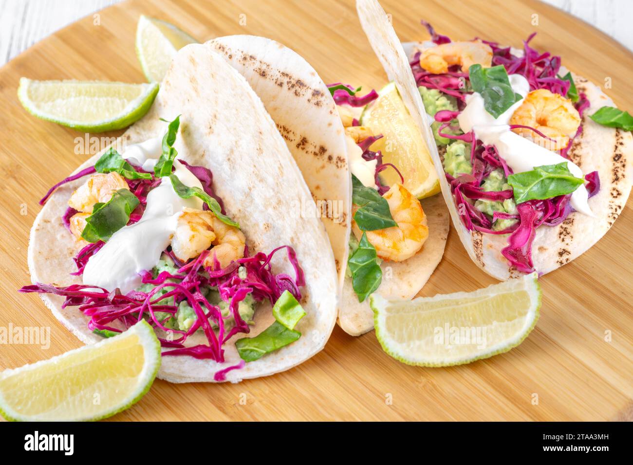 Tacos mit Garnelen, Rotkohl, Guacamole und Sauerrahm Stockfoto