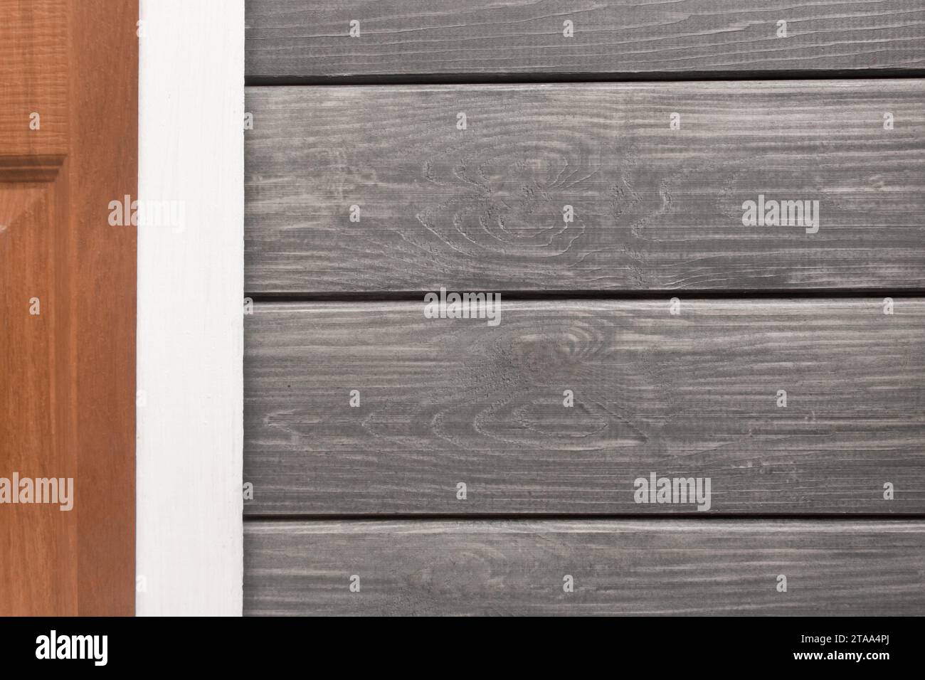 Innenelement weiße Trennwand, Teil der Wand mit grauen Holzbrettern, Strukturlinien, horizontale und vertikale Details, Diele grau. Stockfoto