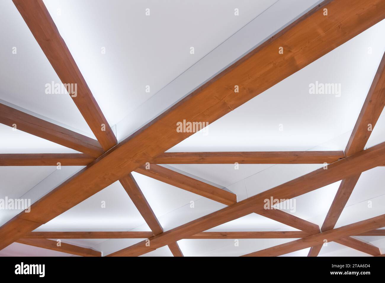 Holzdielen Element Objekt Detail Teil Innendecke in Weißlichtdekoration. Stockfoto